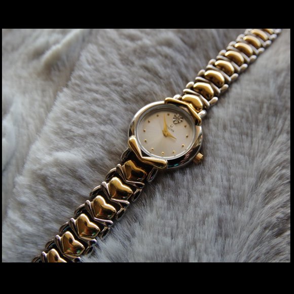 βοΈ Vintage BULOVA Quartz Watch w/ Genuine Diamond - Picture 4 of 5